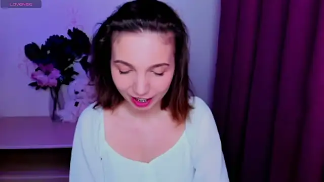 Snapshot of KindHazelHere_ chatting on May 4, 2026, 8:44 pm KindHazelHere online show from May 4, 2026, 8:44 pm