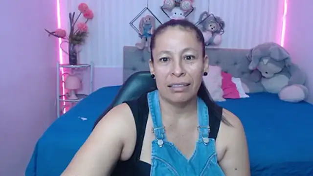 Snapshot of mature_martina chatting on May 29, 2026, 12:00 pm mature martina online show from May 29, 2026, 12:00 pm