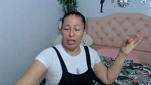 Snapshot of mature_martina chatting on September 25, 2025, 11:00 pm mature martina online show from September 25, 2025, 11:00 pm