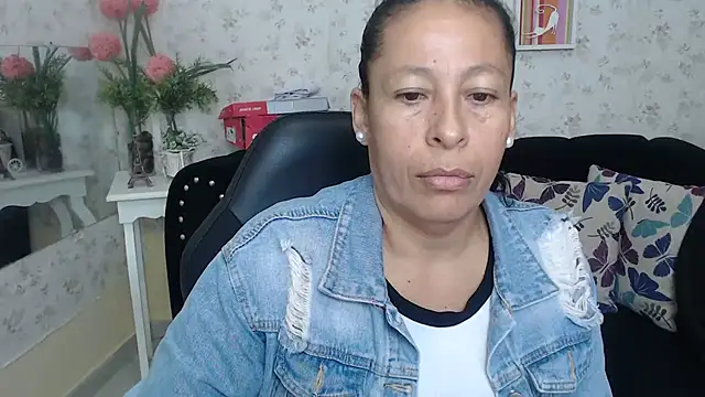 Snapshot of mature_martina chatting on March 21, 2025, 12:06 pm mature martina online show from March 21, 2025, 12:06 pm