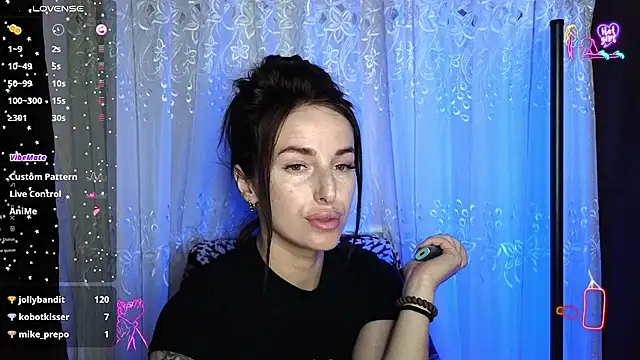 xx adrihanna xx online show from May 7, 2026, 6:11 pm