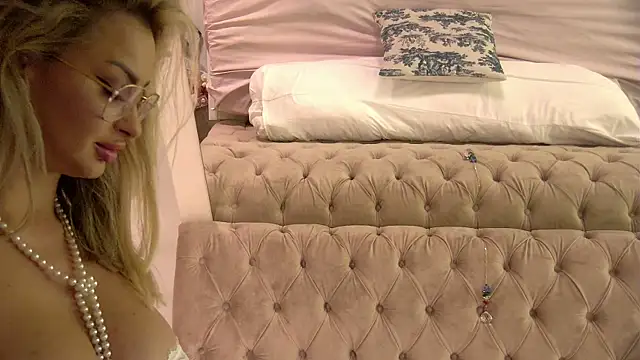 Denisse Perry online show from September 10, 2025, 11:04 pm