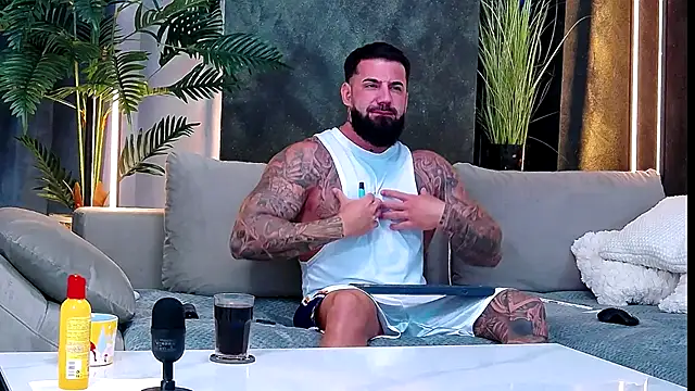 Snapshot of masterkingofmusclee chatting on October 7, 2025, 8:21 pm masterkingofmusclee online show from October 7, 2025, 8:21 pm