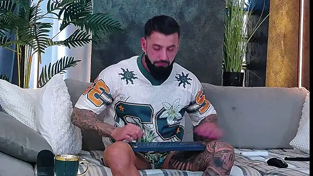 Snapshot of masterkingofmusclee chatting on October 16, 2025, 8:22 am masterkingofmusclee online show from October 16, 2025, 8:22 am