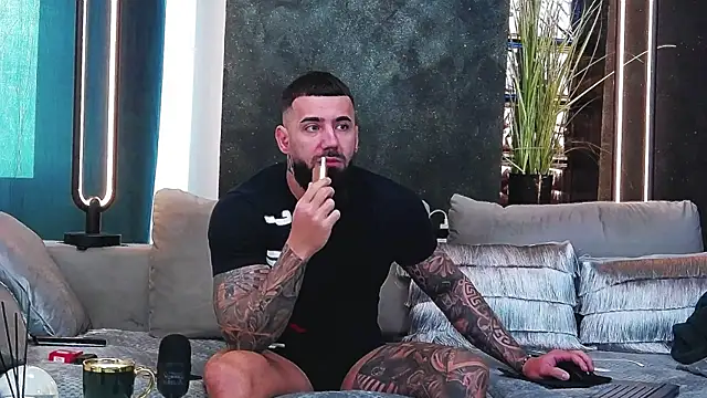 Snapshot of masterkingofmusclee chatting on February 14, 2025, 6:34 am masterkingofmusclee online show from February 14, 2025, 6:34 am