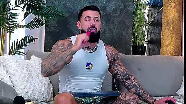 Snapshot of masterkingofmusclee chatting on October 15, 2025, 10:12 am masterkingofmusclee online show from October 15, 2025, 10:12 am