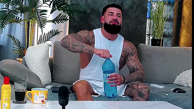 Snapshot of masterkingofmusclee chatting on October 9, 2025, 11:33 am masterkingofmusclee online show from October 9, 2025, 11:33 am