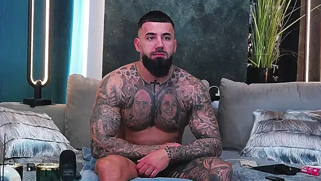 Snapshot of masterkingofmusclee chatting on February 13, 2025, 1:37 pm masterkingofmusclee online show from February 13, 2025, 1:37 pm