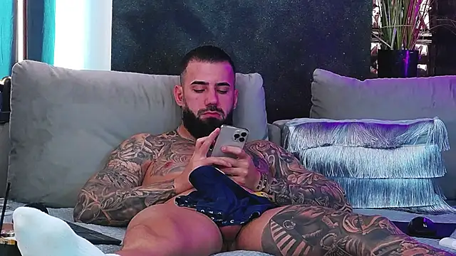 Snapshot of masterkingofmusclee chatting on February 25, 2025, 10:15 am masterkingofmusclee online show from February 25, 2025, 10:15 am