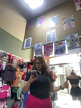 ROSALIALUCY online show from April 1, 2026, 1:41 pm