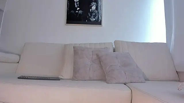 HannahDavis  online show from April 6, 2026, 8:10 pm