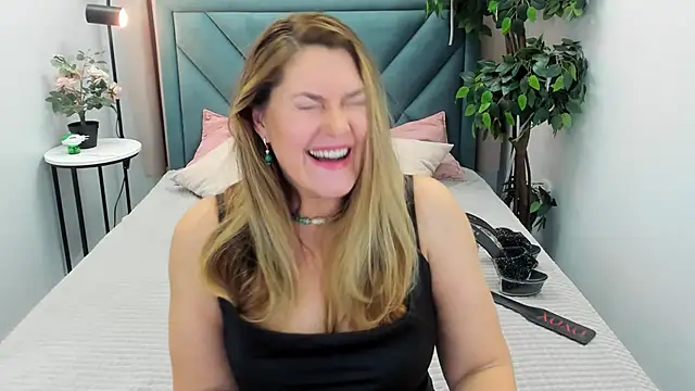 Snapshot of Adele_Russo chatting on October 14, 2025, 4:40 pm Adele Russo online show from October 14, 2025, 4:40 pm