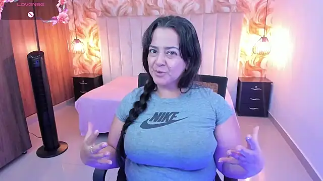 Snapshot of lucia_vonne_ chatting on May 25, 2026, 8:29 pm lucia vonne online show from May 25, 2026, 8:29 pm