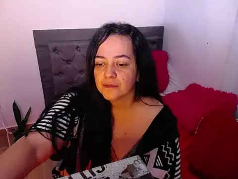 Snapshot of lucia_vonne_ chatting on April 26, 2026, 9:50 am lucia vonne online show from April 26, 2026, 9:50 am