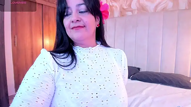 Snapshot of lucia_vonne_ chatting on May 16, 2026, 8:19 pm lucia vonne online show from May 16, 2026, 8:19 pm