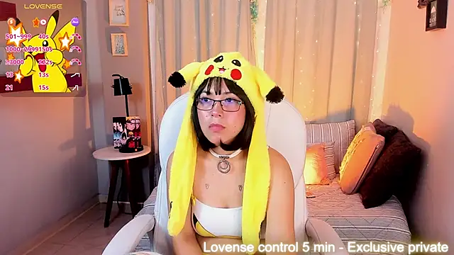 Snapshot of CoralineRicce_ chatting on February 6, 2025, 5:14 am CoralineRicce online show from February 6, 2025, 5:14 am