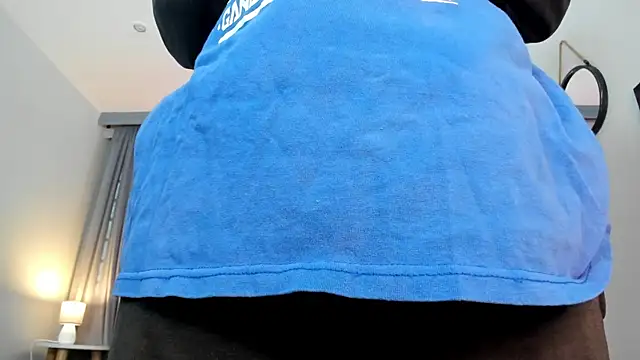 Snapshot of CoralineRicce_ chatting on November 24, 2025, 9:48 pm CoralineRicce online show from November 24, 2025, 9:48 pm