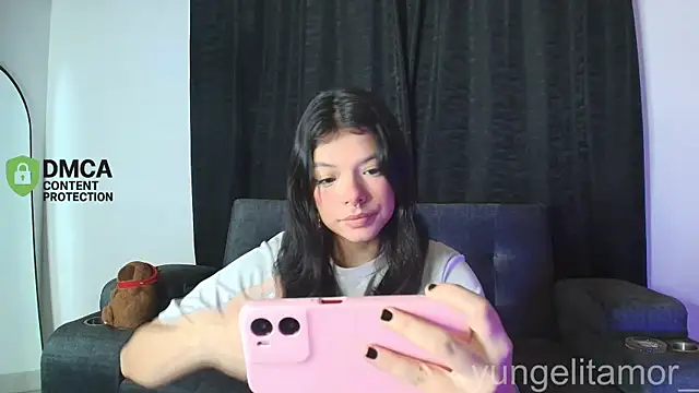 yungelitamor  online show from November 26, 2025, 5:07 am