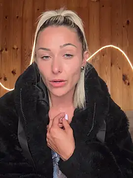 Snapshot of petrouchkaaa_ chatting on April 16, 2026, 9:39 pm petrouchkaaa online show from April 16, 2026, 9:39 pm