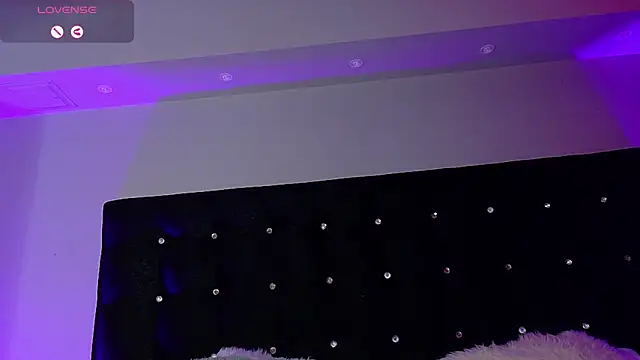 charlotteeruss online show from February 9, 2025, 9:17 pm