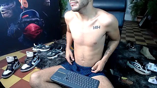 Snapshot of cutehornymax chatting on April 9, 2026, 3:30 am cutehornymax online show from April 9, 2026, 3:30 am