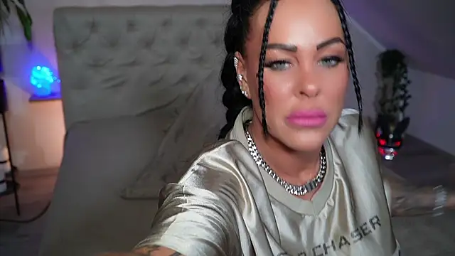 hotmilfbitch online show from November 30, 2025, 6:52 pm