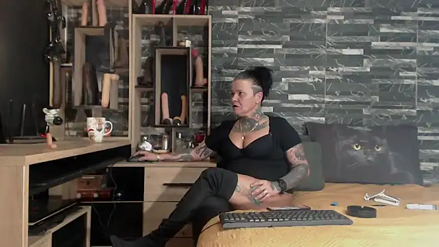 Snapshot of Mistress_Miry chatting on January 29, 2025, 1:05 am Mistress Miry online show from January 29, 2025, 1:05 am