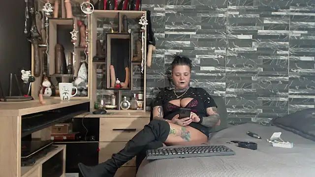 Snapshot of Mistress_Miry chatting on December 27, 2024, 4:36 am Mistress Miry online show from December 27, 2024, 4:36 am