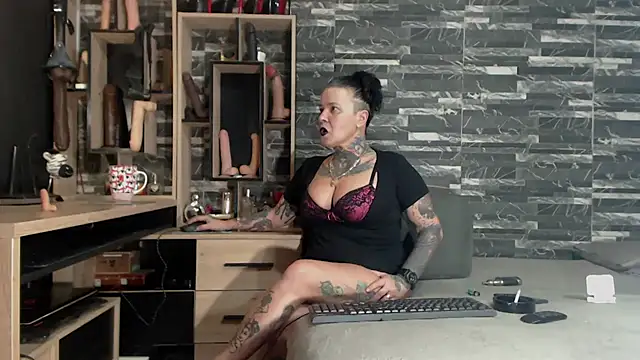 Snapshot of Mistress_Miry chatting on January 18, 2025, 12:13 am Mistress Miry online show from January 18, 2025, 12:13 am
