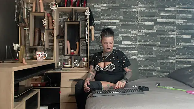 Snapshot of Mistress_Miry chatting on December 23, 2024, 7:28 am Mistress Miry online show from December 23, 2024, 7:28 am