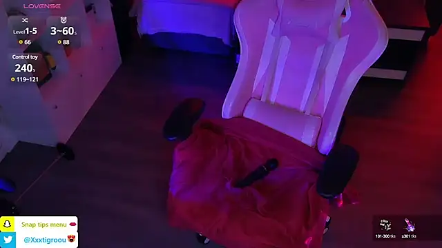 Snapshot of PetiteAngel666 chatting on March 23, 2025, 1:53 am PetiteAngel666 online show from March 23, 2025, 1:53 am