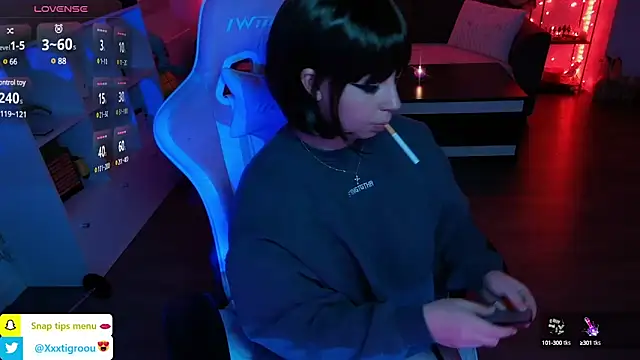 Snapshot of PetiteAngel666 chatting on March 20, 2025, 9:35 pm PetiteAngel666 online show from March 20, 2025, 9:35 pm