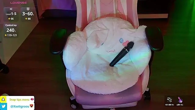 Snapshot of PetiteAngel666 chatting on February 25, 2025, 12:25 am PetiteAngel666 online show from February 25, 2025, 12:25 am