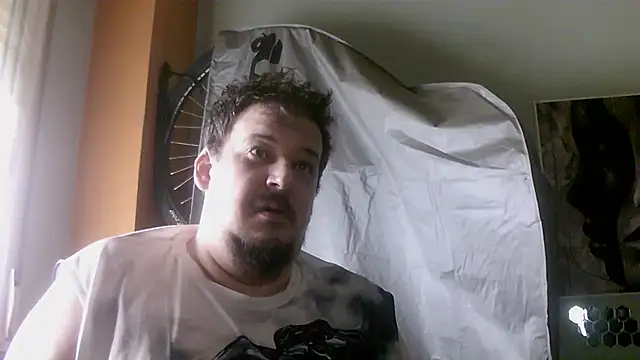 Snapshot of porkorossy chatting on May 1, 2026, 7:57 am porkorossy online show from May 1, 2026, 7:57 am