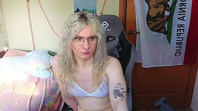 Lori Myaf online show from May 20, 2026, 2:25 pm
