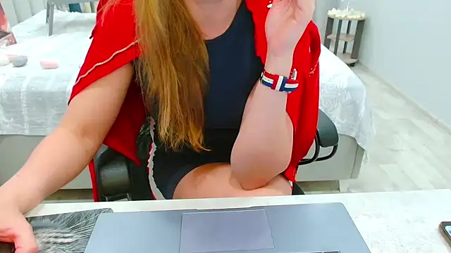 EveLove33 online show from May 13, 2026, 2:24 pm