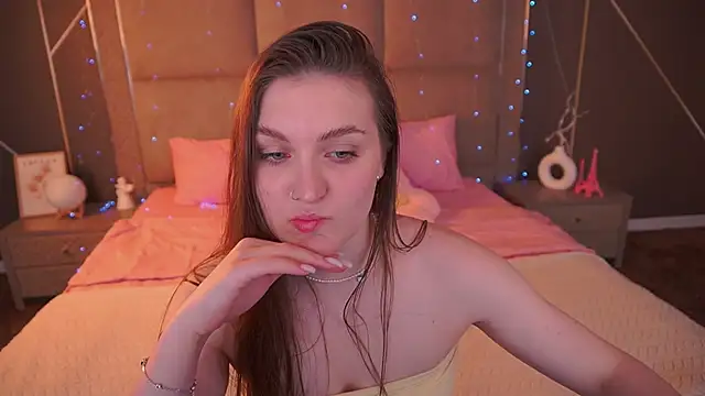 Snapshot of EmmyCharmm chatting on February 4, 2026, 6:52 am EmmyCharmm online show from February 4, 2026, 6:52 am