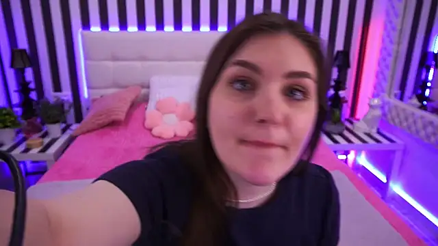 EmmyCharmm online show from April 7, 2026, 5:42 am