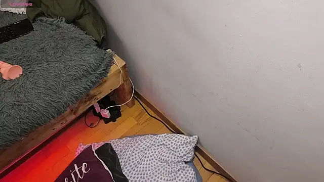 LoveInAllHoles online show from March 3, 2026, 5:25 am