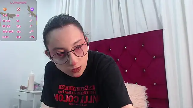 Snapshot of little__amy_ chatting on October 18, 2025, 8:00 pm little amy online show from October 18, 2025, 8:00 pm