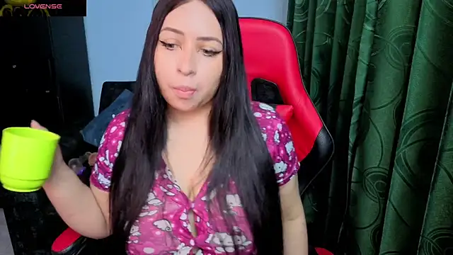 charlotee lovee69 online show from April 14, 2026, 11:43 pm