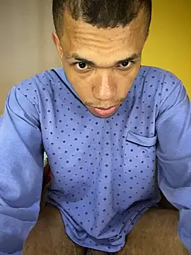 Snapshot of MoiseXxx_777 chatting on October 5, 2025, 1:07 am MoiseXxx 777 online show from October 5, 2025, 1:07 am