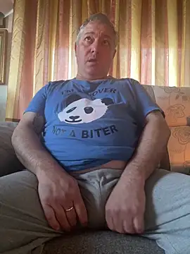 Snapshot of Russirayu chatting on February 1, 2026, 8:12 am Russirayu online show from February 1, 2026, 8:12 am