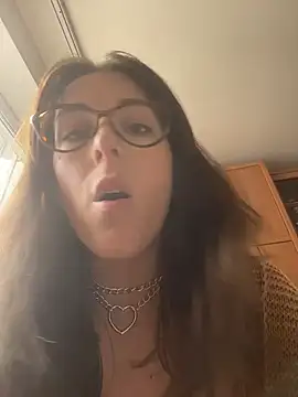 Snapshot of MommmyYummy chatting on April 29, 2026, 10:08 am MommmyYummy online show from April 29, 2026, 10:08 am