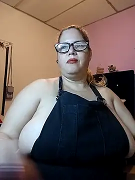 Snapshot of EllisW8 chatting on April 19, 2026, 2:18 pm EllisW8 online show from April 19, 2026, 2:18 pm
