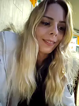 Snapshot of Mia_Railey chatting on December 14, 2024, 12:33 am Mia Railey online show from December 14, 2024, 12:33 am