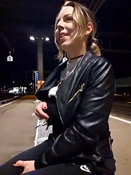 Snapshot of Mia_Railey chatting on March 18, 2025, 9:32 pm Mia Railey online show from March 18, 2025, 9:32 pm