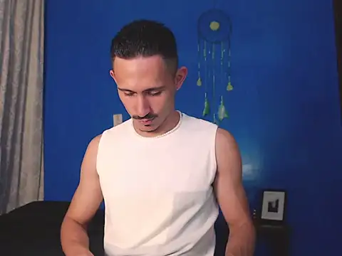 HomeAloneK online show from November 5, 2025, 7:39 pm