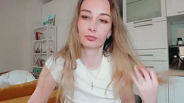 Maiami000 online show from April 14, 2026, 2:33 pm