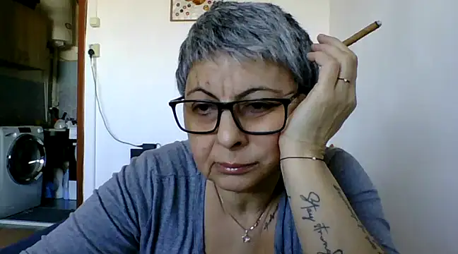 Snapshot of roseblak42 chatting on March 20, 2025, 2:21 pm roseblak42 online show from March 20, 2025, 2:21 pm